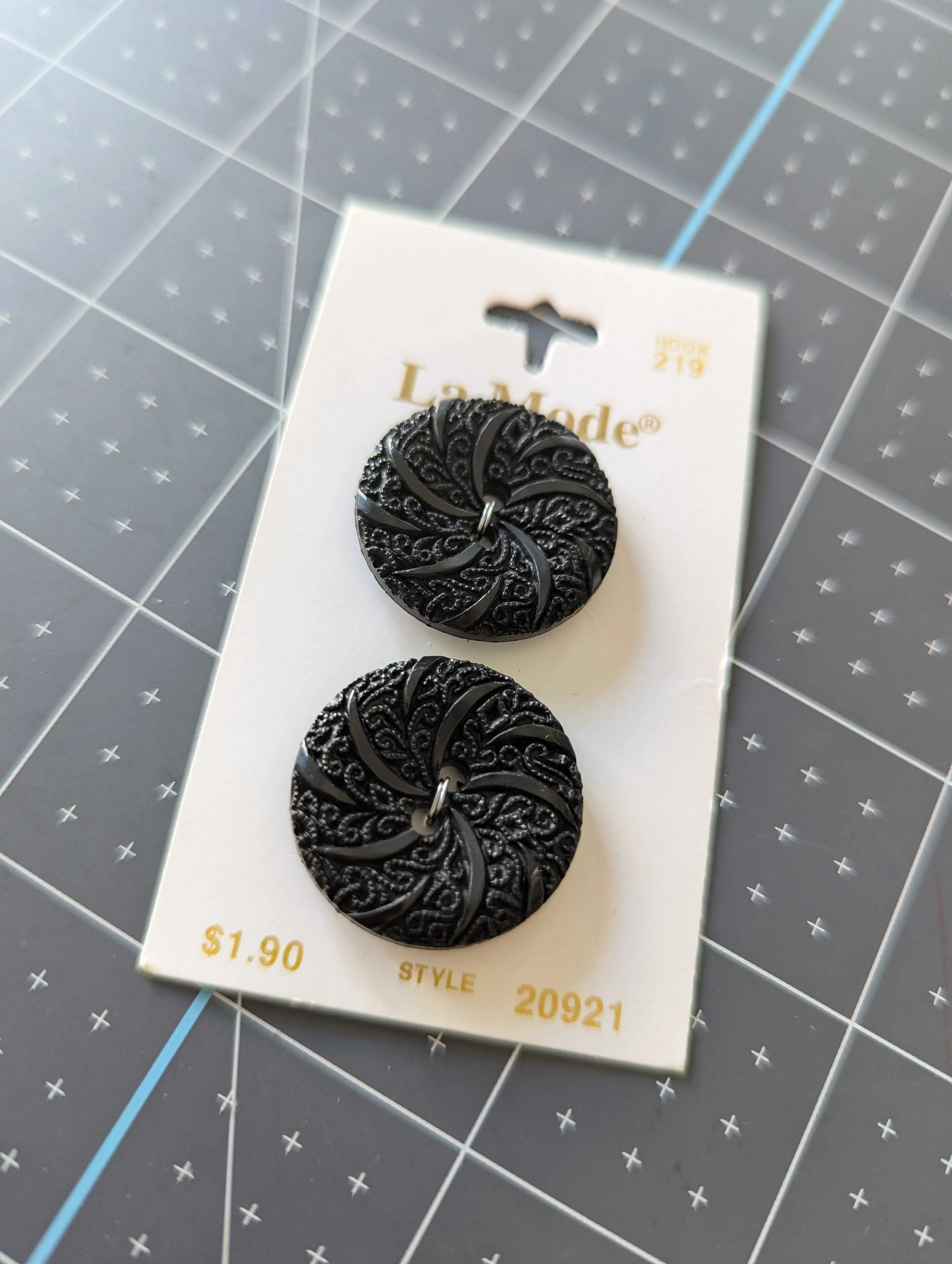 La Mode Buttons - Black Patterned - 1 Inch