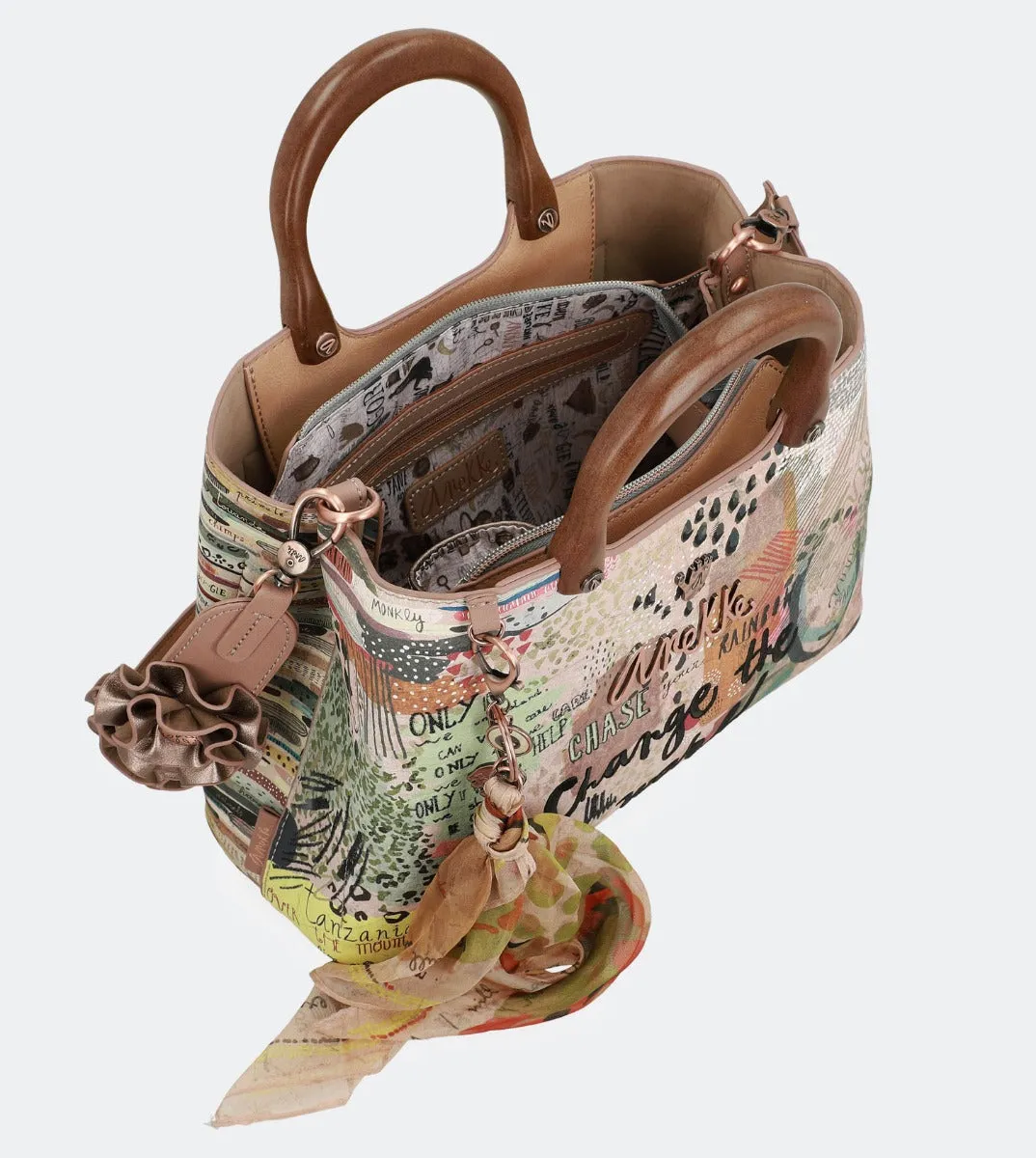 Nature handbag with wooden handles