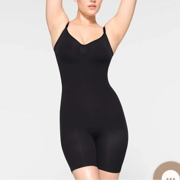 NWOT Skims Seamless Sculpt Mid-thigh Bodysuit S/M