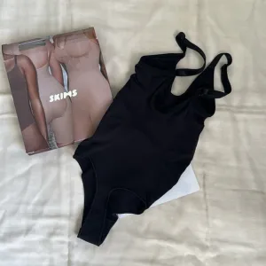 skims sculpting thong bodysuit onyx black