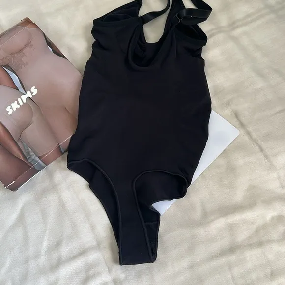 skims sculpting thong bodysuit onyx black