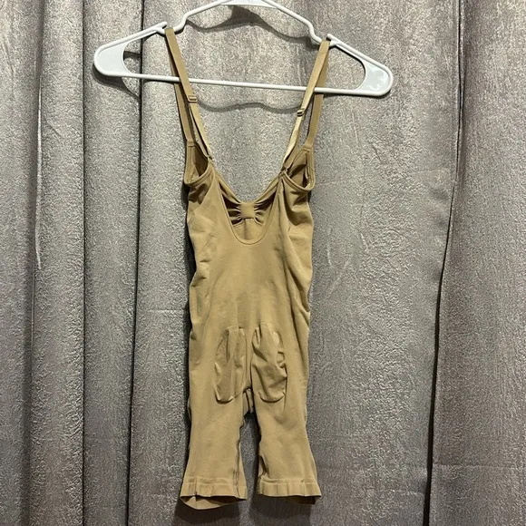 Skims seamless sculpt mid thigh bodysuit size small