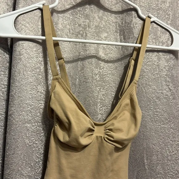 Skims seamless sculpt mid thigh bodysuit size small