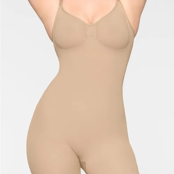 Skims seamless sculpt mid thigh bodysuit size small