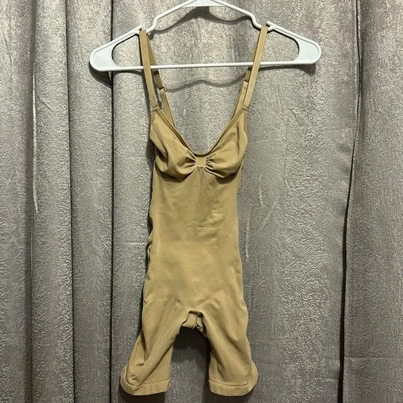 Skims seamless sculpt mid thigh bodysuit size small