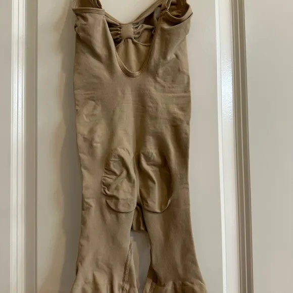 SKIMS seamless sculpt mid thigh bodysuit small