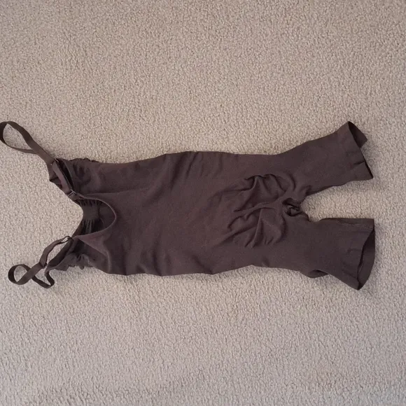 SMALL   SKIMS SEAMLESS SCULPT MID THIGH BODYSUIT