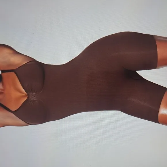 SMALL   SKIMS SEAMLESS SCULPT MID THIGH BODYSUIT